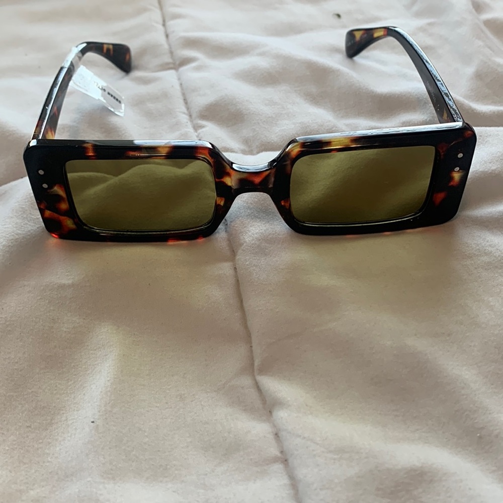 URBAN OUTFITTERS SQUARE SUNGLASSES